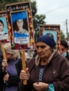 Родственники с портретами детей, погибших при захвате заложников в школе в Беслане, акция прошла 3 сентября 2021 года